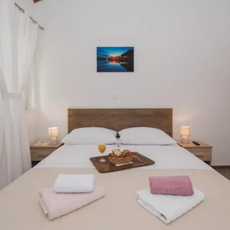 Linda - With Pool Guest house